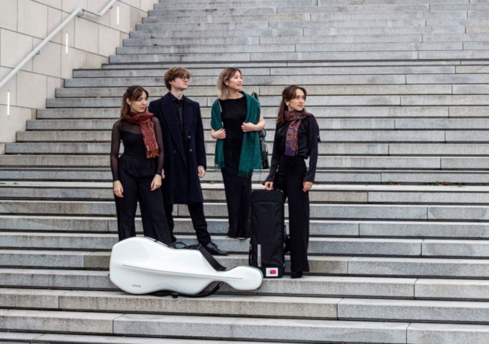 Podium Junger Künstler auf den Treppen